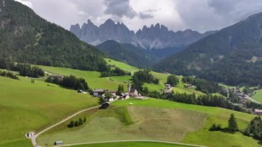 Dolomitler, Santa Maddalena, Funes Valley 'deki St. Magdalena Kilisesi ve Puez Odle Doğa Parkı, İtalya