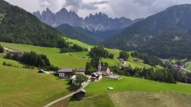 Santa Maddalena, St. Magdalena Kilisesi Eğlence Vadisi ve Puez Odle Doğa Parkı, Dolomitler, İtalya