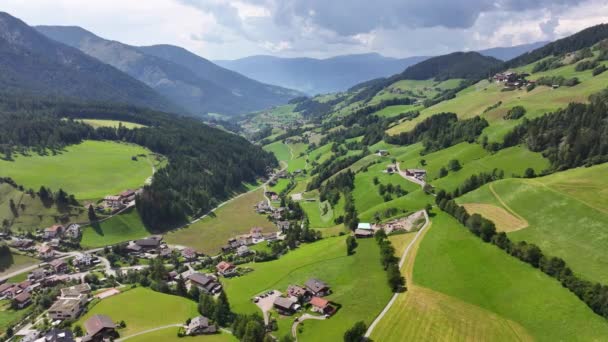 Luchtfoto Van Funes Valley Provincie Bolzano Zuid Tirol Dolomieten Italië — Stockvideo