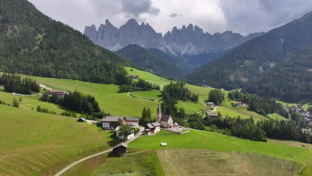 意大利白云石Funes Valley和Puez Odle自然公园Santa Maddalena Magdalena教堂的空中景观 — 图库视频影像