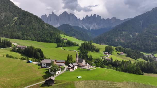 Dolomites Santa Maddalena Funes Valley的St Magdalena Church和Puez Odle自然公园 意大利 — 图库视频影像