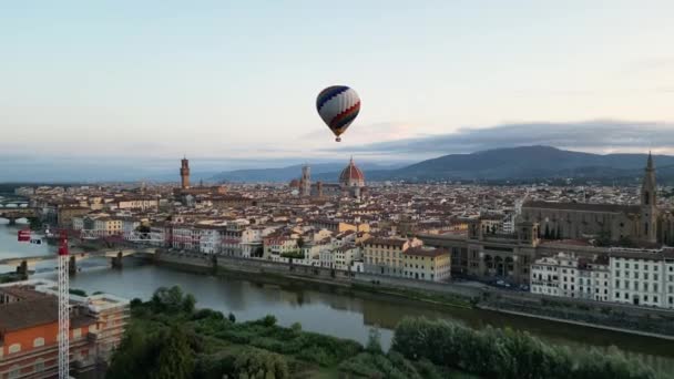Färgglada Varmluftsballong Episka Flyger Över Florens Vid Soluppgången Palazzo Vecchio — Stockvideo