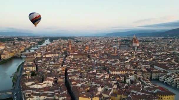 Farbenfroher Heißluftballon Der Bei Sonnenaufgang Über Florenz Fliegt Palazzo Vecchio — Stockvideo
