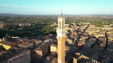 Siena, Torre del Mangia Kulesi 'nin çan kulesi ve çevresindeki eski şehir Siena, Toskana, İtalya. Gün batımında hava görüntüsü