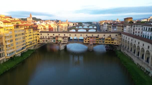フィレンツェ ポンテ ヴェッキオとアルノ川の航空眺め イタリア — ストック動画