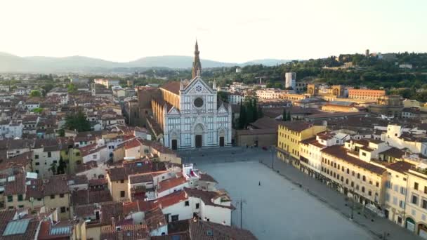 在佛罗伦萨的圣克罗斯大教堂和意大利托斯卡纳圣克罗斯的圣克罗斯广场建立佛罗伦萨城市天际线大教堂的空中景观 — 图库视频影像