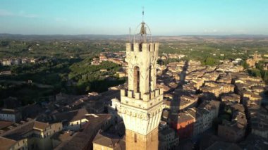 Siena, Torre del Mangia Kulesi 'nin çan kulesi ve çevresindeki eski şehir Siena, Toskana, İtalya. Gün batımında hava görüntüsü