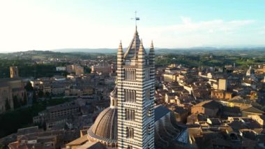 Siena Katedrali ya da Duomo di Siena, İtalya 'nın Siena kentindeki bir ortaçağ kilisesi. Gün batımında insansız hava aracı yörüngesi vuruldu