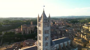 Duomo di Siena 'nın hava manzarası, günbatımında katedral, Toskana, İtalya