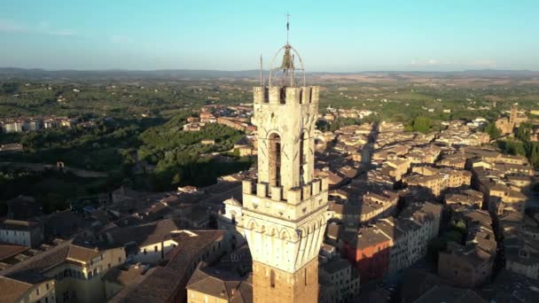 シエナ マンガイア タワーの鐘楼 そして周辺の古いシエナ トスカーナ イタリア 日没の空中眺望 — ストック動画
