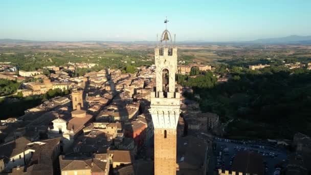 锡耶纳 意大利托斯卡纳 曼吉亚曼吉亚塔的钟楼和周围的锡耶纳古城 日落时的空中景观 — 图库视频影像