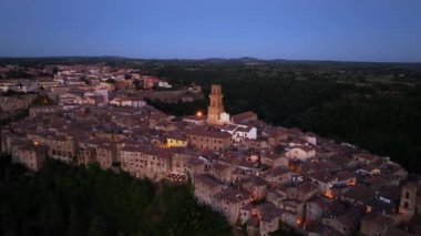 Tuscany, Grosseto Eyaleti, İtalya 'daki Ortaçağ Pitigliano Kasabası Havacılık Manzarası. Güney Tuscany 'deki Tarihi Köy Manzarası, Akşam Gecesi