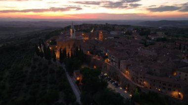 Pienza, Tuscany, İtalya 'nın Siena ilindeki ortaçağ kasabasının gece manzarası.