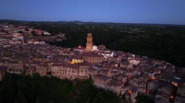Tuscany, Grosseto Eyaleti, İtalya 'daki Ortaçağ Pitigliano Kasabası Havacılık Manzarası. Güney Tuscany 'deki Tarihi Köy Manzarası, Akşam Gecesi