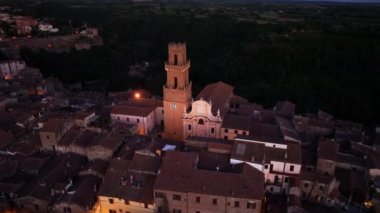 İtalya, Tuscany Bölgesi, Pitigliano 'daki Santi Pietro e Paolo Katedrali' nin Ortaçağ Çan Kulesi. Açık bir akşam gecesi hava görüntüsü