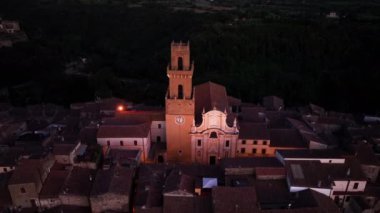 İtalya, Tuscany Bölgesi, Pitigliano 'daki Santi Pietro e Paolo Katedrali' nin Ortaçağ Çan Kulesi. Açık bir akşam gecesi hava görüntüsü