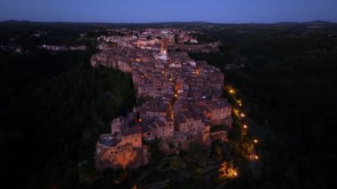 Toskana, İtalya 'nın Grosseto ilindeki ortaçağ kasabası Pitigliano' nun gece manzarası.