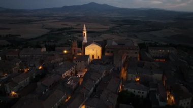 Pienza Ortaçağ kasabasının gece manzarası, Pienza Katedrali Duomo di Santa Maria Assunta, Siena, Toskana, İtalya