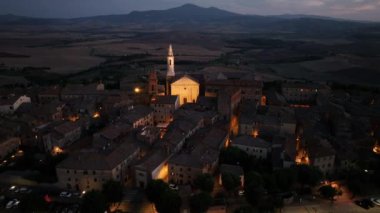 Pienza Ortaçağ kasabasının gece manzarası, Pienza Katedrali Duomo di Santa Maria Assunta, Siena, Toskana, İtalya