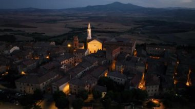 Pienza Ortaçağ kasabasının gece manzarası, Pienza Katedrali Duomo di Santa Maria Assunta, Siena, Toskana, İtalya