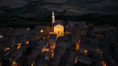 Pienza Ortaçağ kasabasının gece manzarası, Pienza Katedrali Duomo di Santa Maria Assunta, Siena, Toskana, İtalya