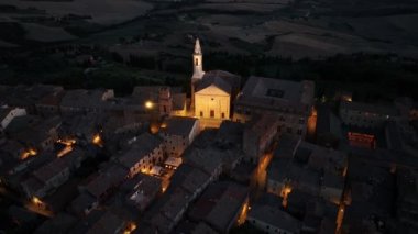 Tuscany, Siena Eyaleti, İtalya 'daki Ortaçağ Pienza Kasabası' nın gece hava manzarası Güney Toskana 'daki tarihi köyün manzarası..