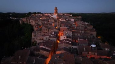 Tuscany, İtalya 'nın Grosseto ilindeki ortaçağ kasabası Pitigliano' nun gece hava manzarası düşük seviyede seyrediyor.