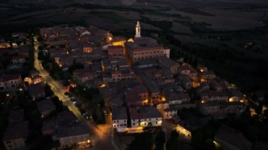 Pienza, Toskana, Ortaçağ şehrinin gece manzarası, Duomo di Santa Maria Assunta, Siena, İtalya