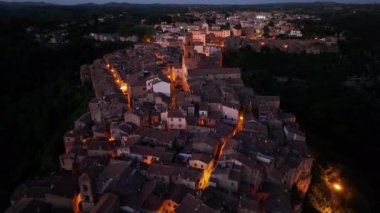Ortaçağ kasabası Pitigliano 'nun hava manzarası, akşam vakti, Grosseto, Toskana, İtalya