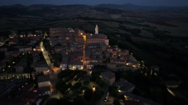 Tuscany, Siena Eyaleti, İtalya 'daki Ortaçağ Pienza Kasabası' nın gece hava manzarası Güney Toskana 'daki tarihi köyün manzarası..
