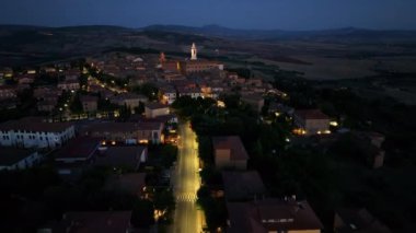 Tuscany, Siena Eyaleti, İtalya 'daki Ortaçağ Pienza Kasabası' nın gece hava manzarası Güney Toskana 'daki tarihi köyün manzarası..