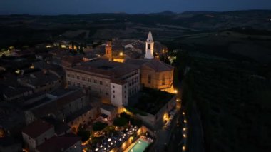 Pienza, Toskana, Ortaçağ şehrinin gece manzarası, Duomo di Santa Maria Assunta, Siena, İtalya