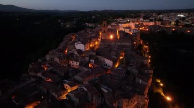 Ortaçağ şehri Pitigliano 'nun hava manzarası, akşam vakti, Grosseto, Toskana, İtalya, düşük seyrediyor.