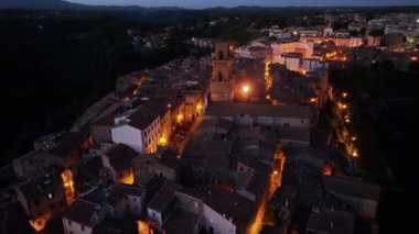 Ortaçağ kasabası Pitigliano 'nun hava manzarası, akşam vakti, Grosseto, Toskana, İtalya