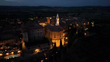 Tuscany, Siena Eyaleti, İtalya 'daki Ortaçağ Pienza Kasabası' nın gece hava manzarası Güney Toskana 'daki tarihi köyün manzarası..