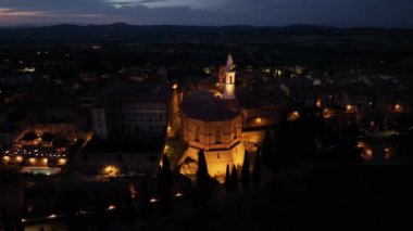 Tuscany, Siena Eyaleti, İtalya 'daki Ortaçağ Pienza Kasabası' nın gece hava manzarası Güney Toskana 'daki tarihi köyün manzarası..
