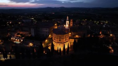 Pienza, Toskana, Ortaçağ şehrinin gece manzarası, Duomo di Santa Maria Assunta, Siena, İtalya