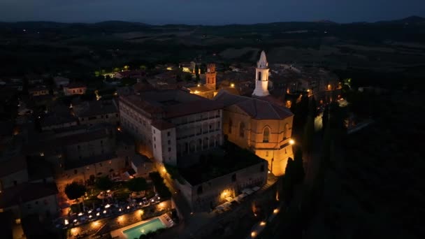 意大利锡耶纳省托斯卡纳市中世纪皮恩扎镇的夜景空中景观 托斯卡纳南部历史村的风景 — 图库视频影像