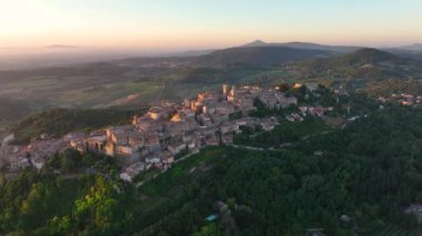 Gündoğumunda İtalya 'nın Tuscany eyaletinin Siena ilindeki ortaçağ şehri Montepulciano' nun havadan görünüşü
