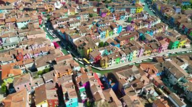 Venedik 'in Venedik bölgesindeki balıkçı tekneleri ve köprülerin yer aldığı Fondamenta seti boyunca uzanan Burano renkli evlerin havadan görünüşü, İtalya' nın Venedik bölgesinde