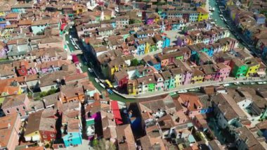 Venedik 'in Venedik bölgesindeki balıkçı tekneleri ve köprülerin yer aldığı Fondamenta seti boyunca uzanan Burano renkli evlerin havadan görünüşü, İtalya' nın Venedik bölgesinde