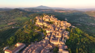 Gündoğumunda İtalya 'nın Tuscany eyaletinin Siena ilindeki ortaçağ şehri Montepulciano' nun havadan görünüşü