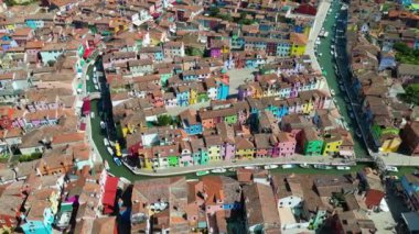 Venedik 'in Venedik bölgesindeki Burano Adası' nın renkli evlerinin havadan görünüşü, İtalya