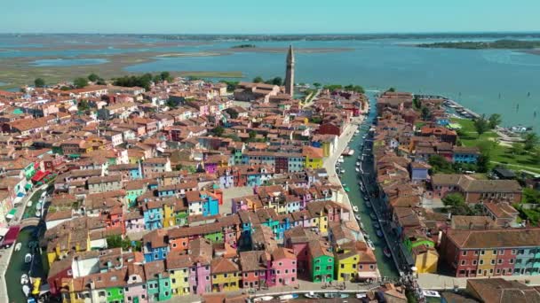 イタリアのヴェネツィアラグーンにあるカラフルなバーノ島の空中ビュー — ストック動画