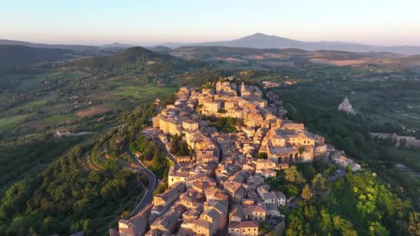 意大利锡耶纳省托斯卡纳中世纪蒙普西拉诺镇的日出空中景观 托斯卡纳南部历史村的风景景观 — 图库视频影像