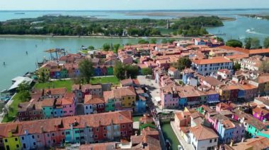 Venedik 'in Venedik bölgesindeki balıkçı tekneleri ve köprülerin yer aldığı Fondamenta seti boyunca uzanan Burano renkli evlerin havadan görünüşü, İtalya' nın Venedik bölgesinde