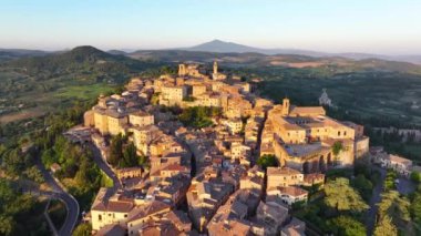 Tuscany, İtalya 'nın Siena kentindeki ortaçağ Montepulciano kasabasının gündoğumu manzarası.