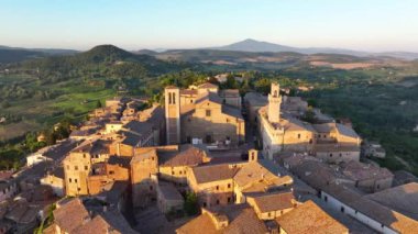 Gündoğumunda ortaçağ Montepulciano kasabasının havadan görünüşü, Varsayımın Katedrali Aziz Mary, Piazza Grande ve Tuscany, İtalya 'daki Palazzo Comunale,