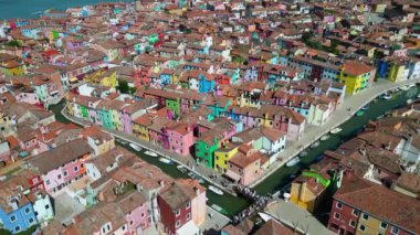 Burano Adası, Venedik, İtalya 'nın Venedik bölgesinde Fondamenta seti boyunca uzanan renkli evler, balıkçı tekneleri ve köprüler,