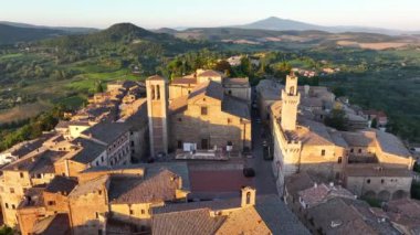 Gündoğumunda ortaçağ Montepulciano kasabasının havadan görünüşü, Varsayımın Katedrali Aziz Mary, Piazza Grande ve Tuscany, İtalya 'daki Palazzo Comunale,